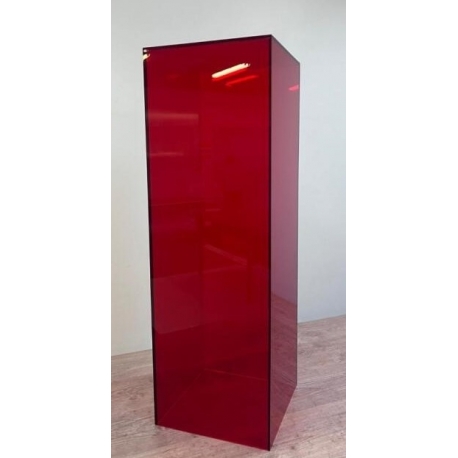 STELE EN PLEXIGLAS ROUGE